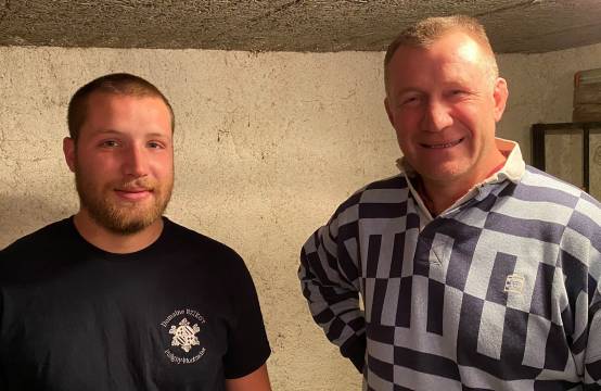 Wijnmaker Sylvain Bzikot met zijn zoon Quentin